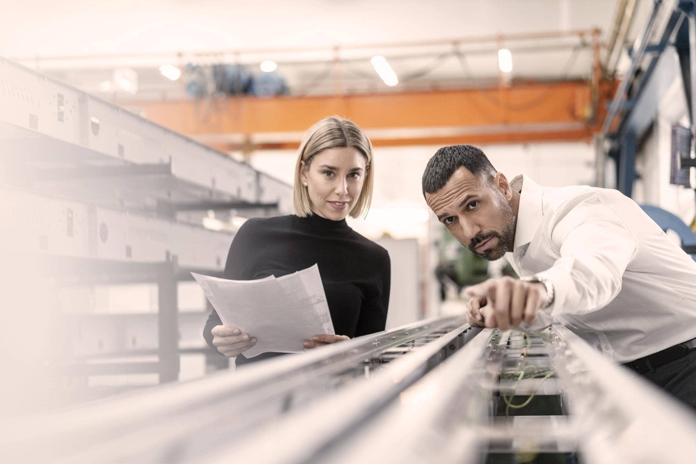 Ingenieur-Versicherung von Hiscox: Zwei Ingenieure bei der Arbeit
