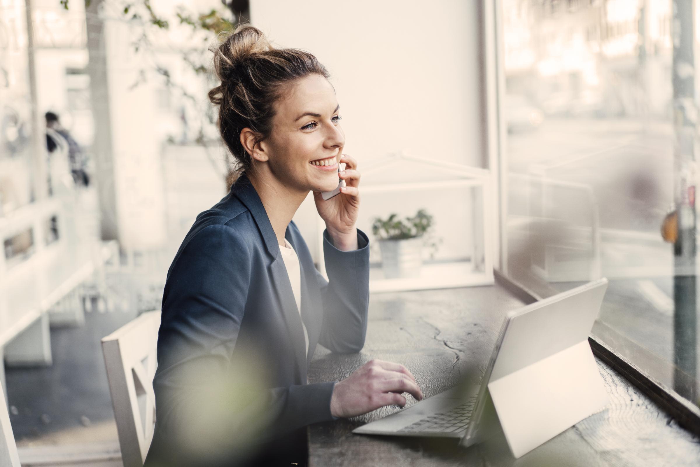 Marketing-Versicherung von Hiscox: Frau arbeitet am Notebook