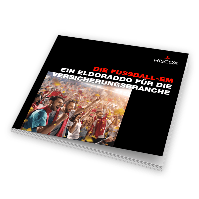 Ein Heft oder Magazin mit dem Titel "DIE FUSSBALL-EM EIN ELDORADO FÜR DIE VERSICHERUNGSBRANCHE" und dem Hiscox-Logo oben rechts. Das Cover zeigt ein Bild einer Menschenmenge, die bei einem Fußballereignis jubelt und feiert.