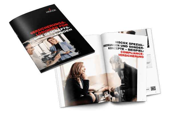 Zwei aufgeschlagene Broschüren der Firma Hiscox. Die Titelseite der ersten Broschüre zeigt eine Geschäftsfrau, die mit einem Kunden spricht, und trägt den Titel "Versicherungslösungen für Ihre Geschäftskunden". Die zweite Broschüre ist geöffnet und zeigt Bilder von Geschäftsleuten in Besprechungen sowie den Text "Hiscox Spezialdeckungen und Sonderkonzepte