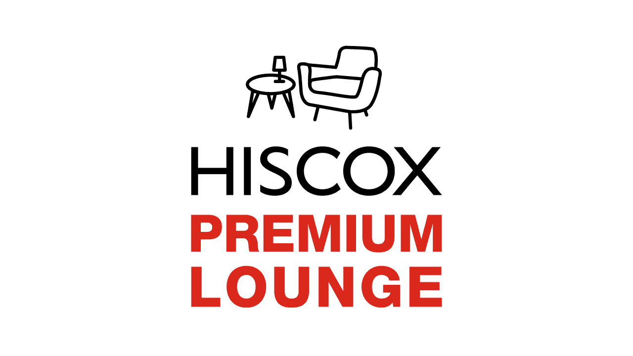Das Logo für 'HISCOX PREMIUM LOUNGE' zeigt eine Illustration eines Stuhls und eines kleinen Tisches mit einer Lampe darauf. Der Text 'HISCOX' ist in Schwarz, während 'PREMIUM LOUNGE' in Rot ist