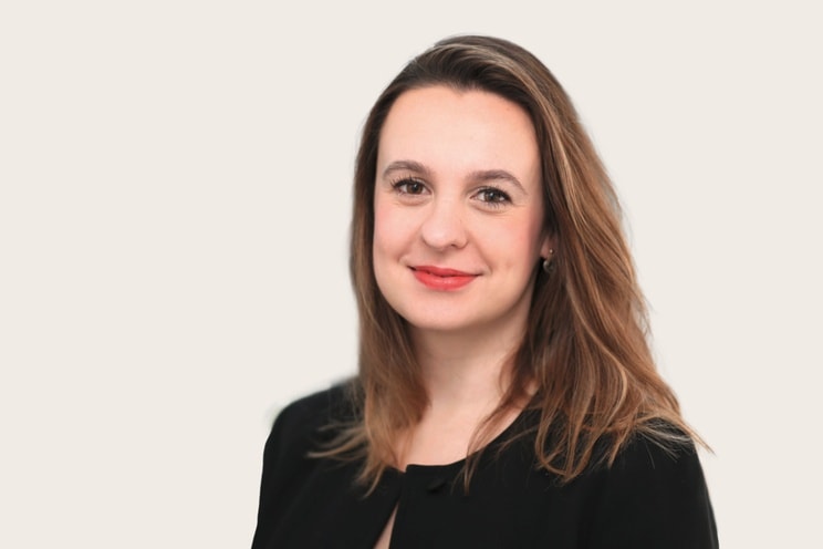 Eine Frau mit braunen Haaren in einem Business-Outfit lächelt, Alina Sucker, Head of Art & Private Clients, Property & Event