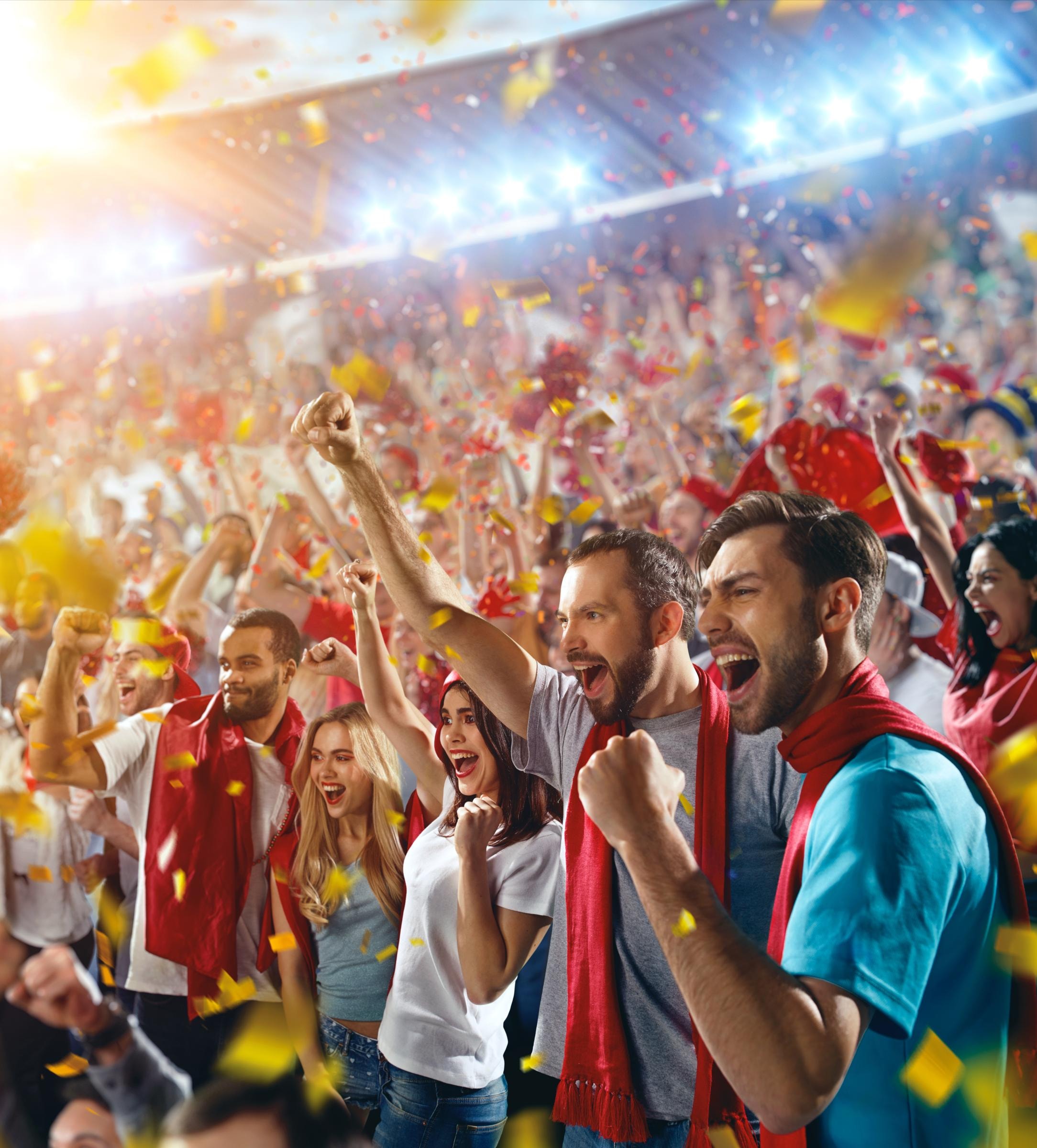 Fans jubeln bei Fußballspiel