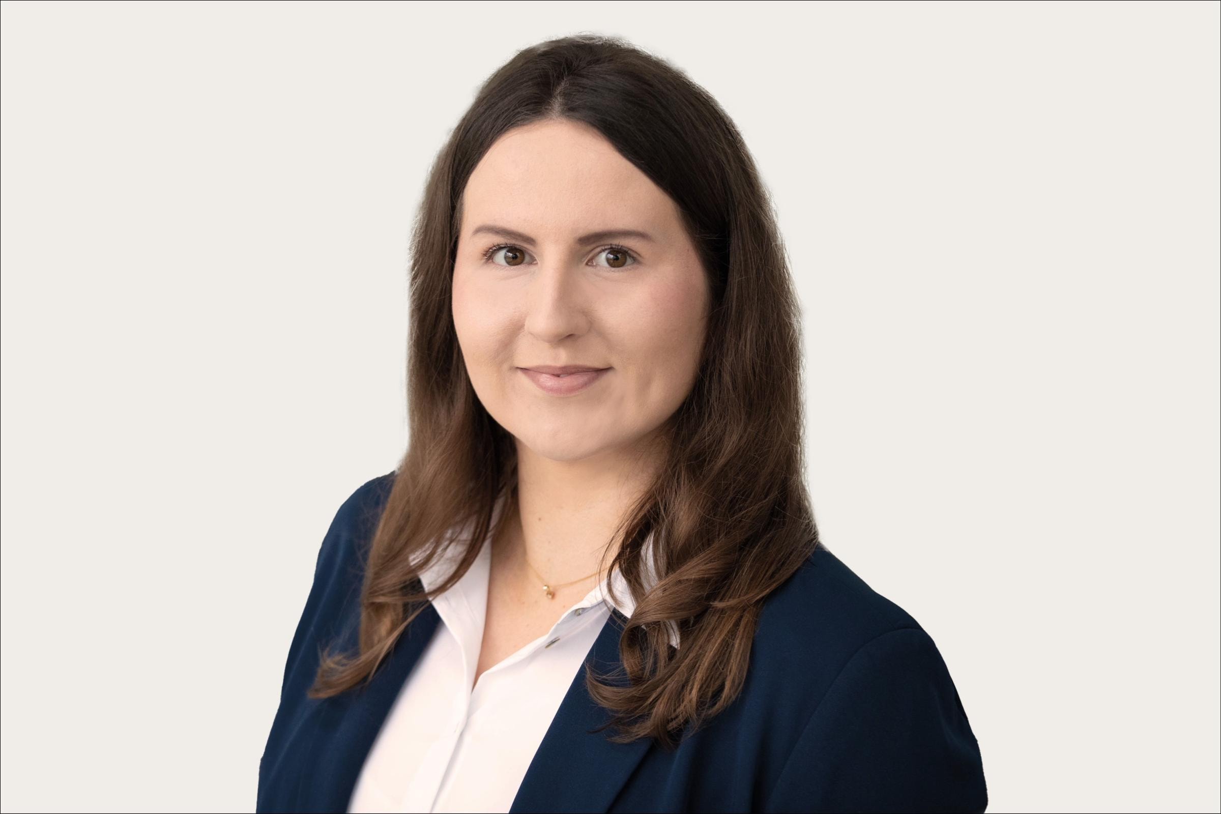 stefanie pflanzer trägt ein weißes Hemd und ein blaues Sakko.