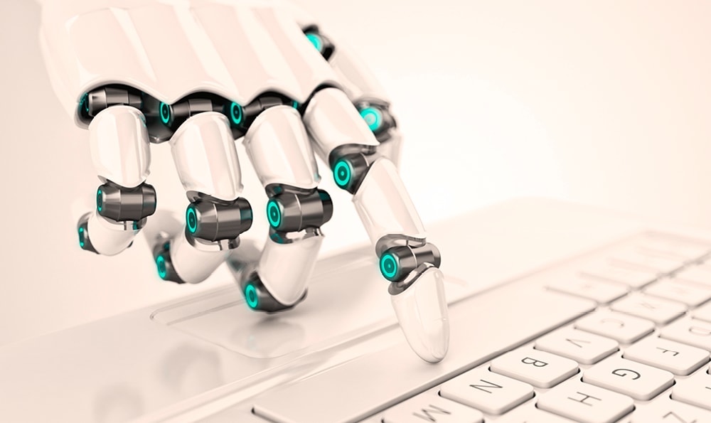 Eine weißt Roboterhand tippt auf die Leertaste einer weißen Tastatur