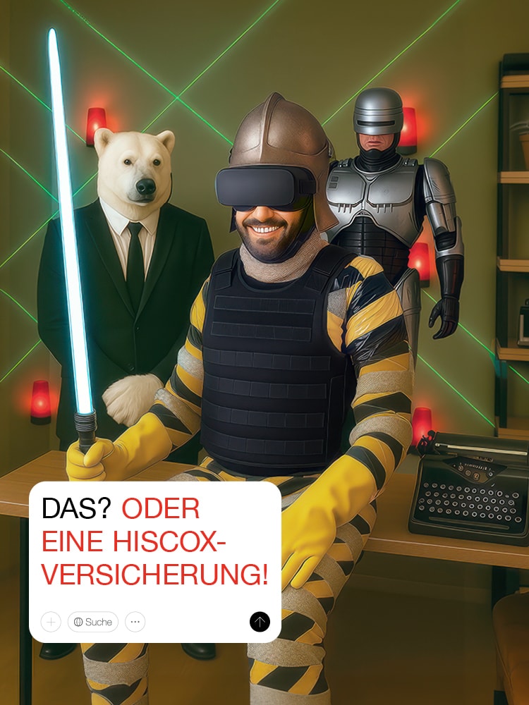 Ein Mann sitzt auf einem Schreibtisch und hält ein Laserschwert in der Hand. Er trägt einen Ritterhelm und eine KI-Brille. Man sieht nur den Überkörper und den Kopf des Mannes. Im Hintergrund steht auf der linken Seite ein Bodyguard in Gestalt eines Eisbärs mit Sonnenbrille und auf der rechten Seite noch weiter hinten ein Mann im Roboter-Kostüm. An der Wand befinden sich grüne Laserstrahlen sowie rote Alarmlampen