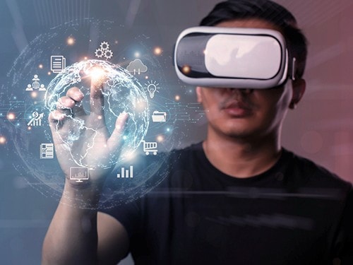 Eine Person trägt ein Virtual-Reality-Headset und interagiert mit einer digitalen Benutzeroberfläche. Symbole und Icons schweben um eine holografische Darstellung der Erde.