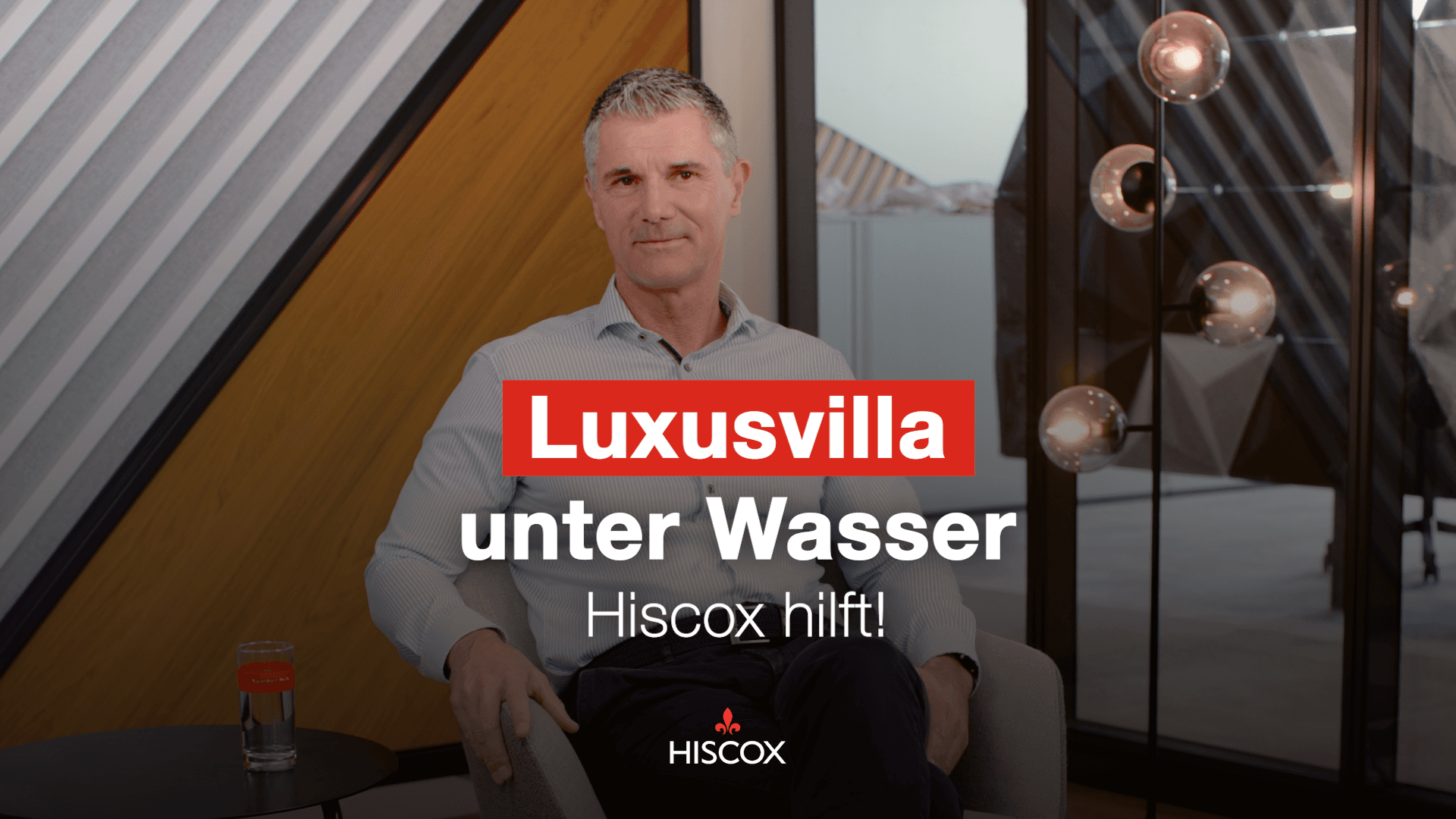 Vorschaubild des Videos zum Wasserschaden in der Luxusvilla, auf dem der Hiscox Underwriter Markus Rupp lächelnd in die Kamera blickt