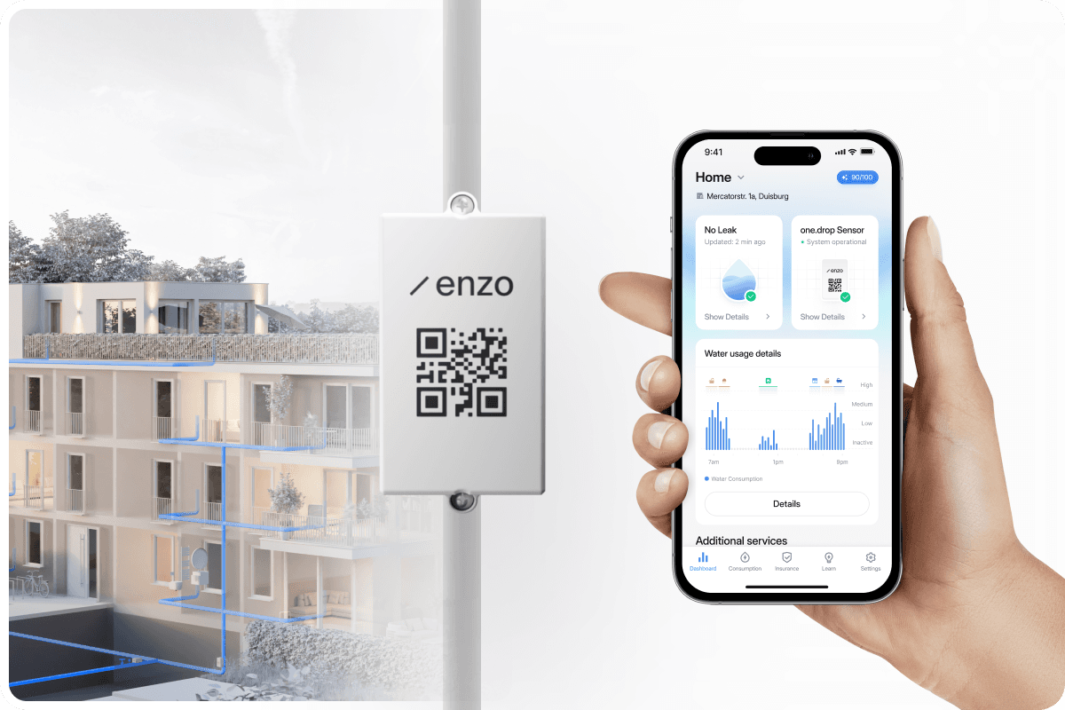 Eine Hand hält ein Smartphone, auf dem die Enzo-App zu sehen ist. Im Hintergrund ist ein Gebäude abgebildet sowie der Wassersenor von Enzo