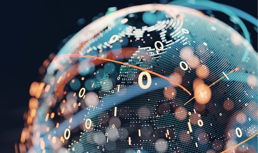 Visualisierung einer digitalen, leuchtenden Weltkugel aus Punkten und Linien, überlagert von Zahlen und Datenströmen.