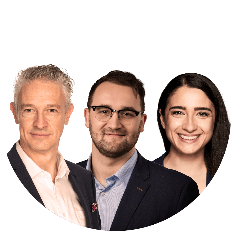 Eine Referentin und zwei Referenten der Hiscox IDD-Days 2026 auf einem Bild