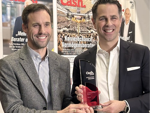 Franz Kupfer, Product Head Professional Indemnity, D&O, Property & Event und Tim Bethge, Geschäftsführer von Hiscox Deutschland halten den Cash Innovations Award für die neuen Hiscox Arbeitsausfall-Versicherung in der Hand. Beide lächeln sympathisch in die Kamera.