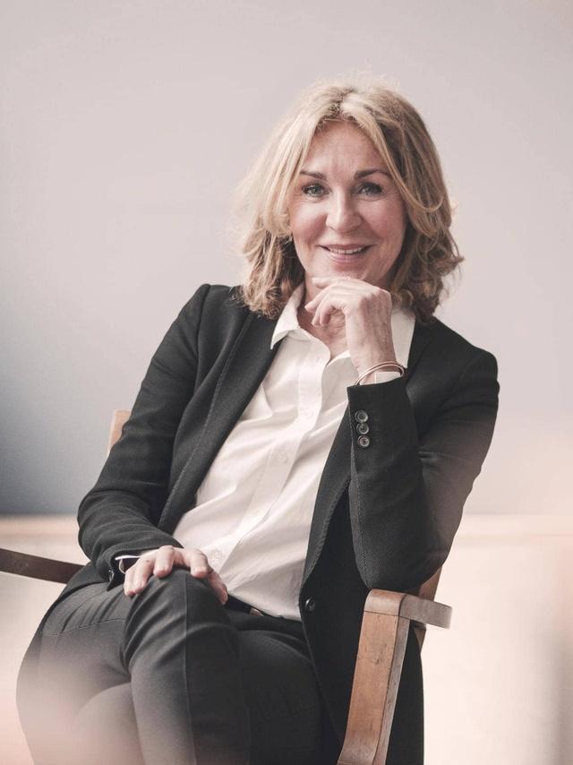 D&O-Versicherung von Hiscox: Sitzende Managerin im Anzug optimal versichert mit der