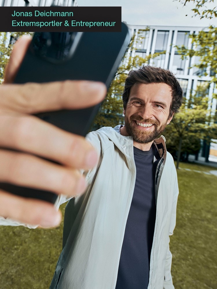 Extremsportler und Entrepreneur Jonas Deichmann macht ein Selfie