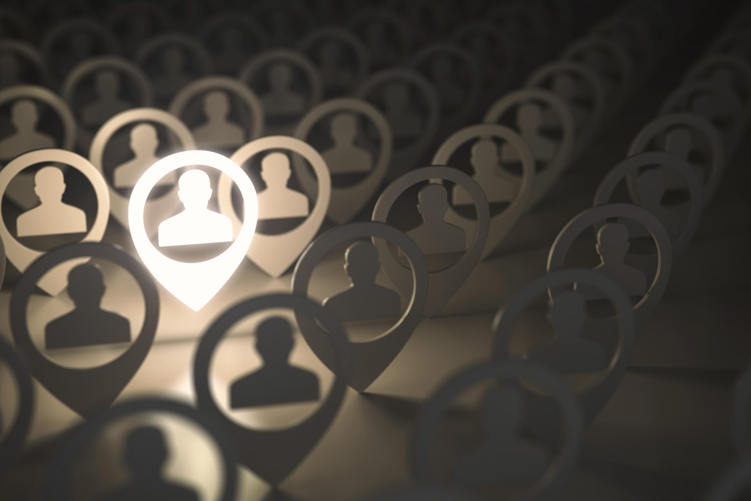 Mehrere Standort-Pins mit Silhouetten von Personen, einer davon hervorgehoben und beleuchtet.