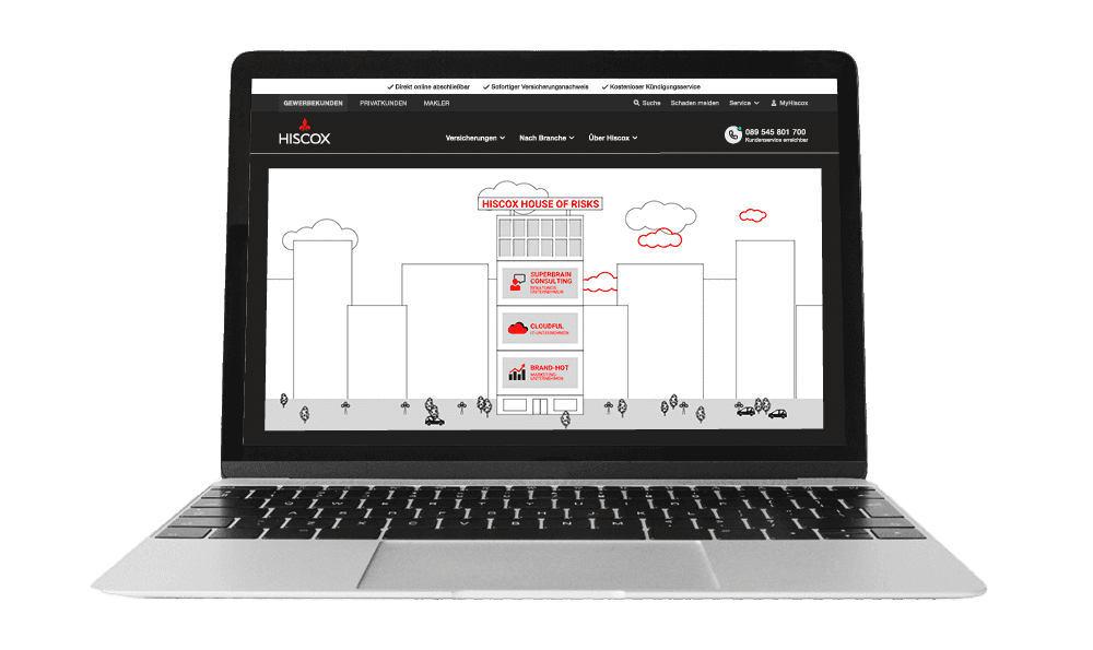 Ein Laptop zeigt eine Webseite der Firma Hiscox. Die Webseite hat ein minimalistisches Design mit einer Illustration von Gebäuden und Bäumen. In der Mitte befindet sich ein größeres Gebäude mit dem Schriftzug "Hiscox House of Risks"