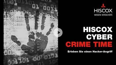 Werbegrafik für „Hiscox Cyber Crime Time“ mit einem schwarz-weißen Handabdruck und digitalen Code-Mustern links sowie dem Text „HISCOX CYBER CRIME TIME – Erleben Sie einen Hacker-Angriff“ rechts; oben rechts das Hiscox-Logo mit dem Slogan „WISSEN VERSICHERT“.