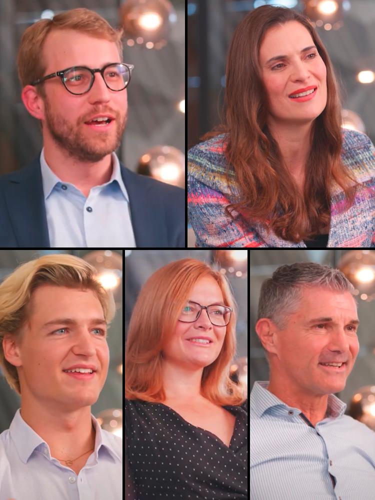 Ein Bild zeigt fünf Personen, die Personen tragen formelle Kleidung und sitzen vor einem unscharfen Hintergrund mit Lichtern