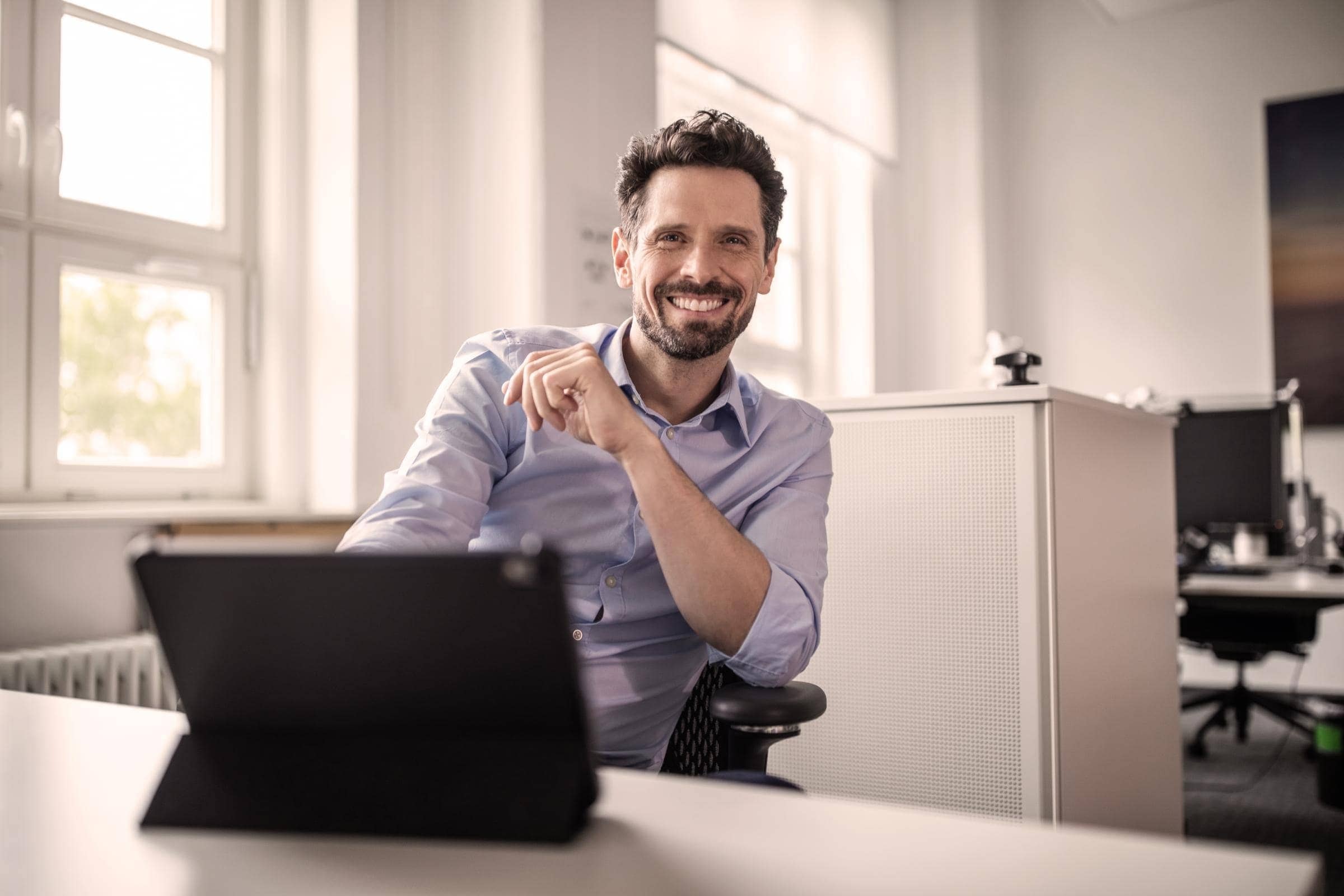 Unternehmensberater-Versicherung von Hiscox: Berater blickt in die Kamera